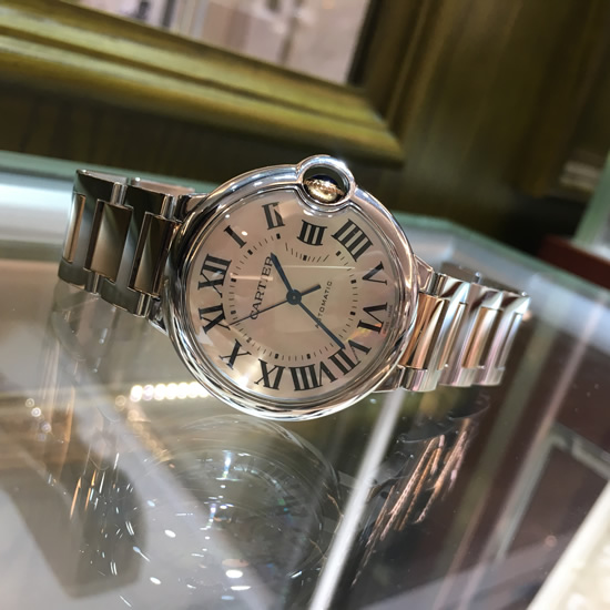 Cartier 卡地亚 Ballon Bleu 蓝气球系列，W2BB0011。精钢/18K玫瑰金表壳，珍珠贝母面，罗马数字时标，剑形蓝钢指针，自动上弦机械机芯，专柜定价：67000元。 单表无附件。