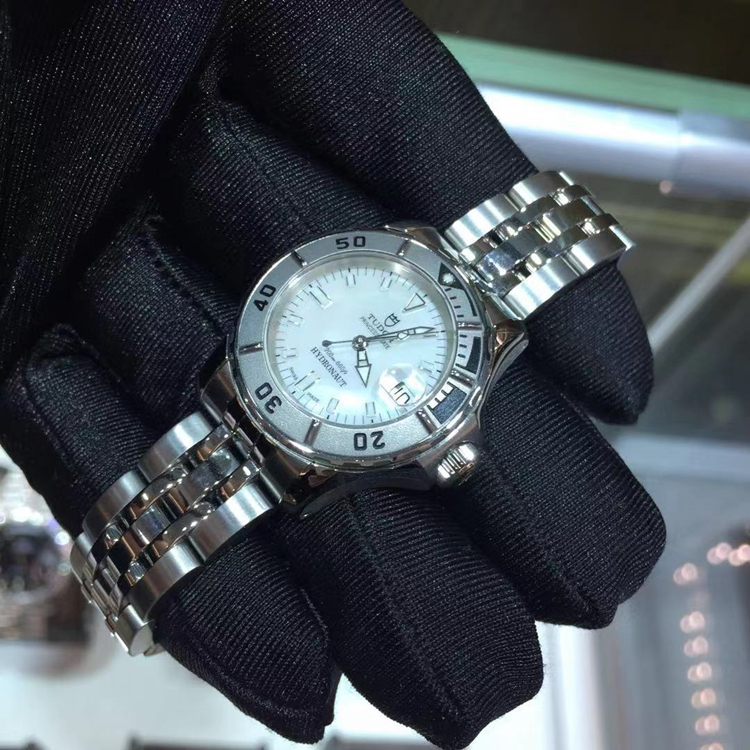 Tudor 帝舵 HERITAGE ADVISOR系列，99090p。26毫米表径，精钢表壳，白色面盘，3点位置日期显示，自动上弦机械机芯。专柜定价23700元。 单表附保卡。