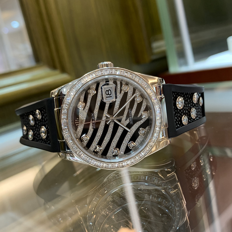  Rolex 劳力士 女装日志型 系列，116189 BBR。魔鬼鱼，18K白金方钻圈，盘面斑马纹镶钻，魔鬼鱼皮橡胶结合表带，共镶嵌10颗钻石。3135型自动上链机械机芯，动力储备48小时。罕见稀有款式，已停产。专柜定价646600元。 单表无附件。