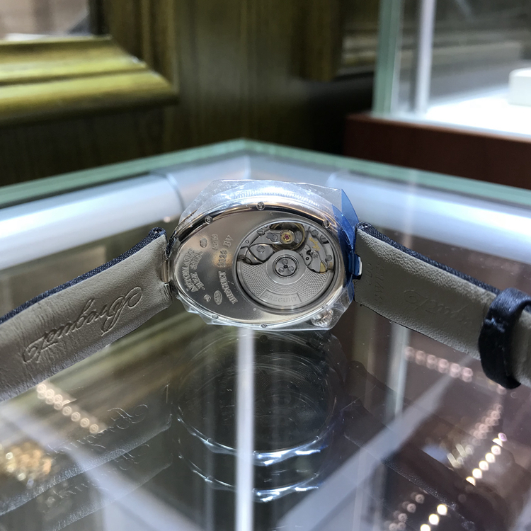 Breguet 宝玑 Reine de Naples 那不勒斯皇后系列，8918BB/58/864/D00D。36.5*28.45毫米表径，18K白金原钻表壳，镀银金面盘，局部缀以白色天然贝母，Cal.537/3自动上弦机械机芯，专柜定价：284200元。 未使用品全套附件齐全。