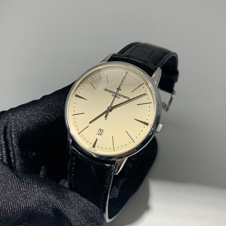 Vacheron Constantin 江诗丹顿 传承系列，85180/000G-9230。40毫米表径，18K白金表壳，白色面盘，6点位置日期显示，2450 Q6自动上弦机械机芯，动力储备40小时，专柜定价：201000元。 单表无附件。