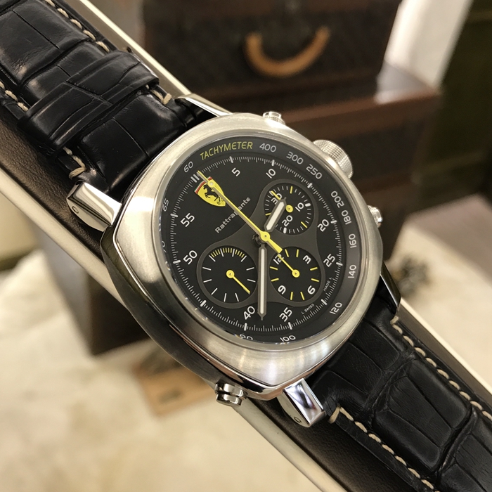 Panerai 沛纳海 法拉利纪念款，Fer00010。45毫米表径，精钢表壳，12点位置法拉利立马标志，计时双追针功能，自动上弦机械机芯。全球限量500只。 全套附件齐全。