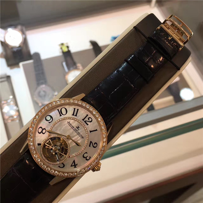 Jaeger-LeCoultre 积家约会系列，Q3412405，39毫米表径，玫瑰金原镶钻，贝母面表盘，六点位置陀飞轮装置，背透自动机械。公价625000元。 未使用品全套附件齐全。