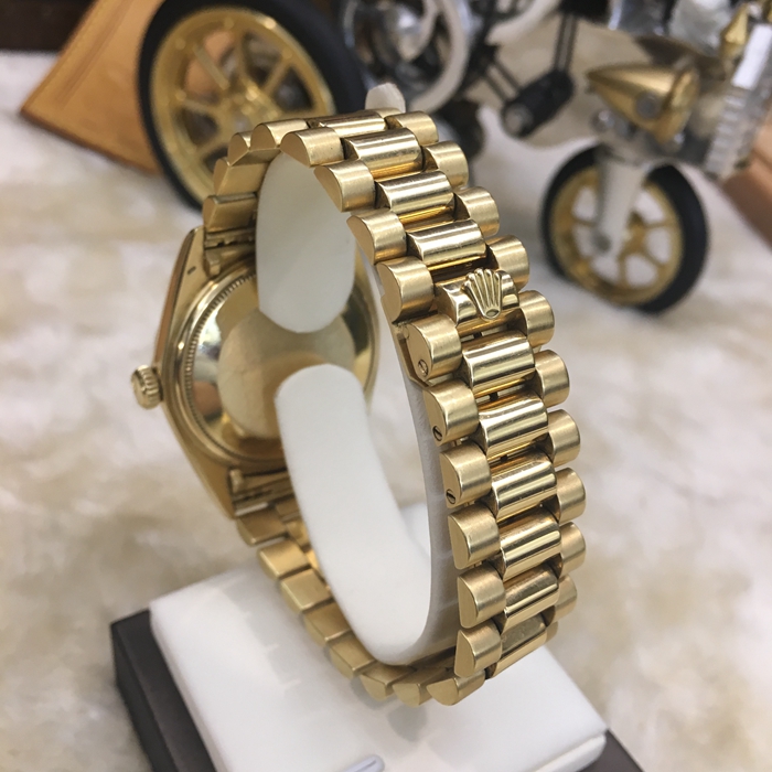 Rolex 劳力士 星期日历型系列，118348。36毫米表径，18K黄金表壳。香槟色面盘，中央时、分及秒针，表面设瞬跳日历及星期显示。自动上弦机械机芯，动力储备48小时。 单表无附件。?