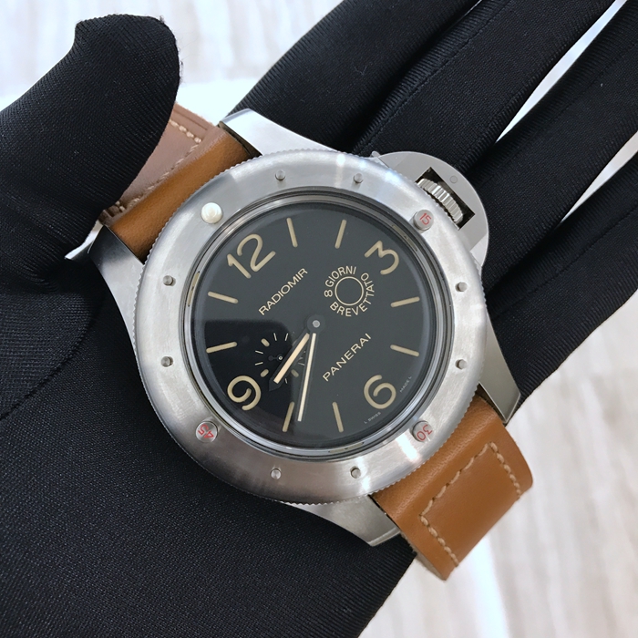 沛纳海之王EGIZIANO，PAM 00341。60毫米巨大表径，磨砂钛金属表壳，配Plexiglas树脂玻璃，双向旋转表圈。黑色表盘附夜光阿拉伯数字及小时标示。9点钟位置设小秒针。 沛纳海P.2002/7手动上链机械式机芯，8日动力储存，三个发条盒。 单表无附件。