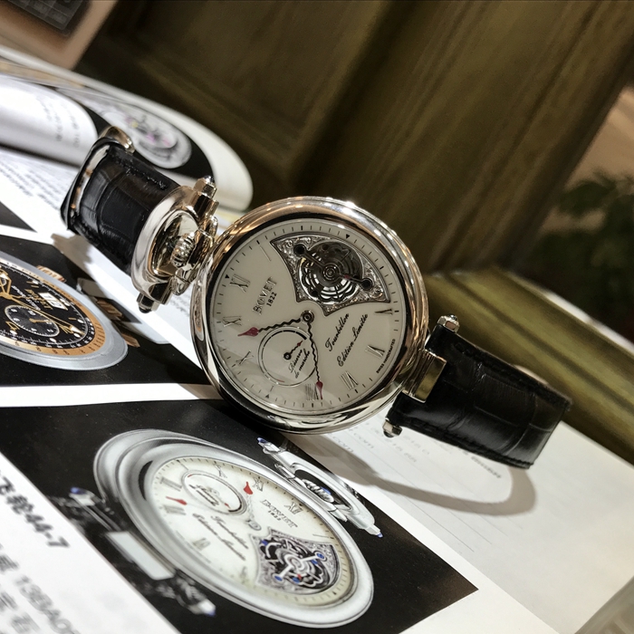 Bovet 播威，AIT 7002。全球限量10支，编号：1 。18K白金表壳，44毫米表径，正反面两用佩戴， 陀飞轮装置，大明火珐琅面盘及白金雕花镂空面两用，也可拆卸做怀表使用。自产13BAO5自动上弦机械机芯。专柜定价：2500000元。 单表附件。