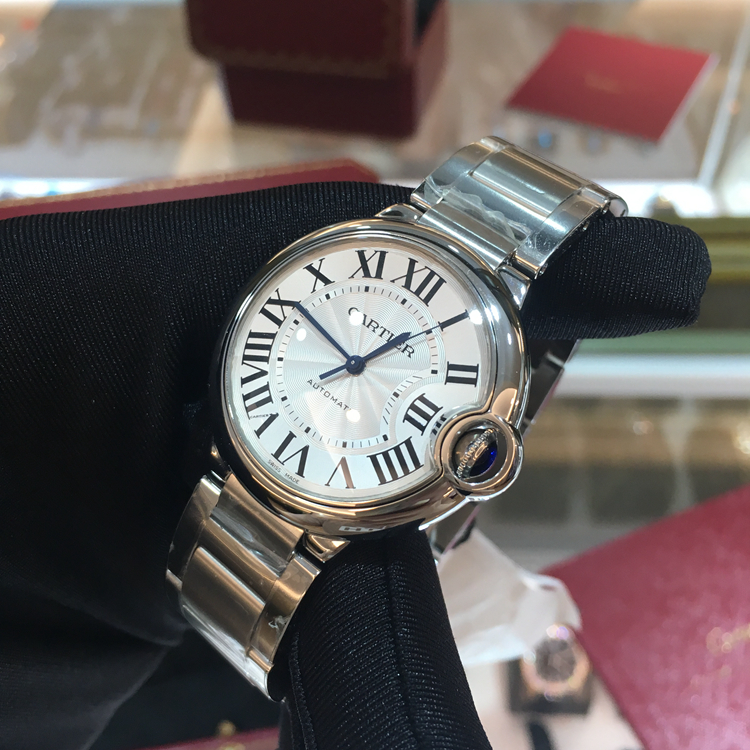 Cartier 卡地亚 Ballon Bleu 蓝气球系列，W6920046。36.6毫米表径，精钢表壳，镀银面盘，罗马数字时标，Cal.076自动上弦机械机芯，专柜定价：45400 元。 未使用品全套附件齐全。
