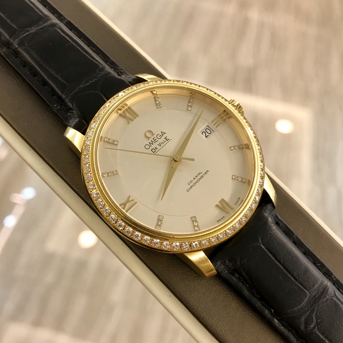 Omega 欧米茄 碟飞系列，424.58.40.20.52.001。39.5毫米表径，18K黄金原钻表壳，银色圆形面盘，3点位置日期显示，自动上弦机械机芯，动力储备48小时。专柜定价：153000元。 单表无附件。