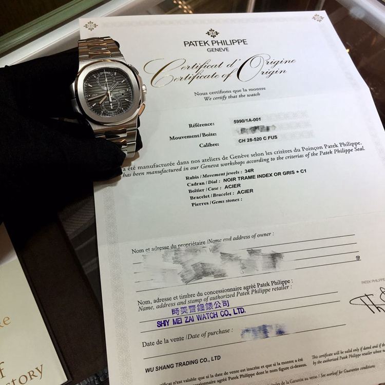 PATEK PHILIPPE 百达翡丽 NAUTILUS 运动系列，5990/1A-001。精钢表壳，黑色渐变表盘，覆荧光涂层金质立体时标，中心大秒针，当地与原居地双时区时间显示，视窗式‘LOCAL’（本地）和‘HOME’（原居地）昼/夜显示。不锈钢链带，配有Nautilus折叠式表扣，旋入式表冠，蓝宝石水晶透盖。自产CH 28-520 C FUS 自动上弦机械机芯，动力储备45-55小时。专柜定价：401400元。 单表附保卡。