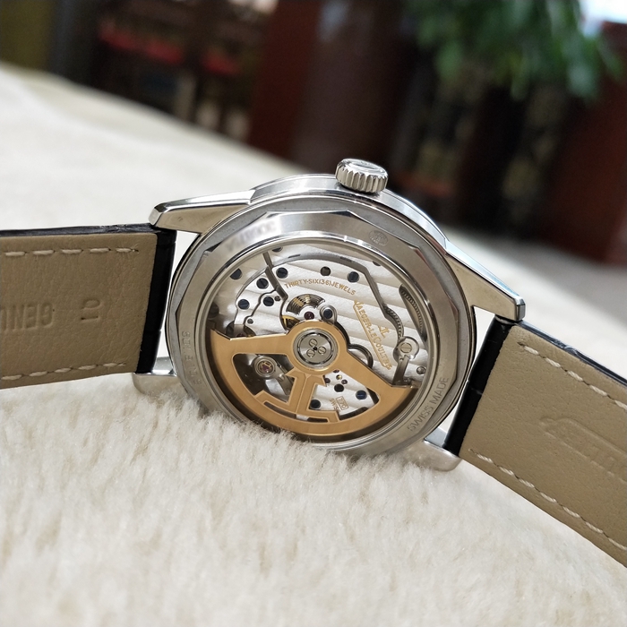 Jaeger-LeCoultre 积家 GEOPHYSIC 地球物理天文台系列，8018420。39.6毫米表径，精钢表壳，银白色表盘，3点位置视窗式日期显示，跳秒功能，自动上弦机械机芯，动力储备40小时，专柜定价：71500元。 未使用品全套附件齐全。