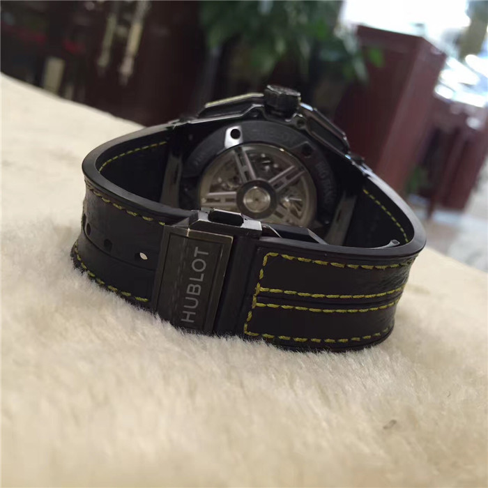 Hublot 宇舶 BIG BANG 大爆炸系列，401.CQ.0129.VR。45毫米表径，碳纤维表壳，深灰色表盘，夜光指针刻度，3点位置日期显示、小秒针。自动上弦机械机芯。法拉利限量款，全球限量1000枚。专柜定价:200300元。 单表无附件。