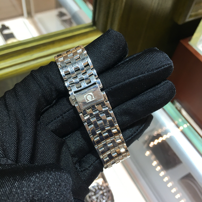 Omega 欧米茄 碟飞系列，424.10.37.20.03.001。36.8毫米表径，精钢表壳，蓝色面盘，3点位置日期显示，Cal.2500自动上弦机械机芯，动力储备48小时。专柜定价：27500元。 单表无附件。