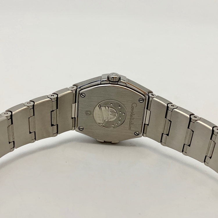 Omega 欧米茄 星座系列，123.15.24.60.55.002。24毫米表径，精钢原钻表壳，珍珠母贝面盘，镶嵌12颗钻石时标，精准石英机芯。专柜定价：43000元。 单表无附件。
