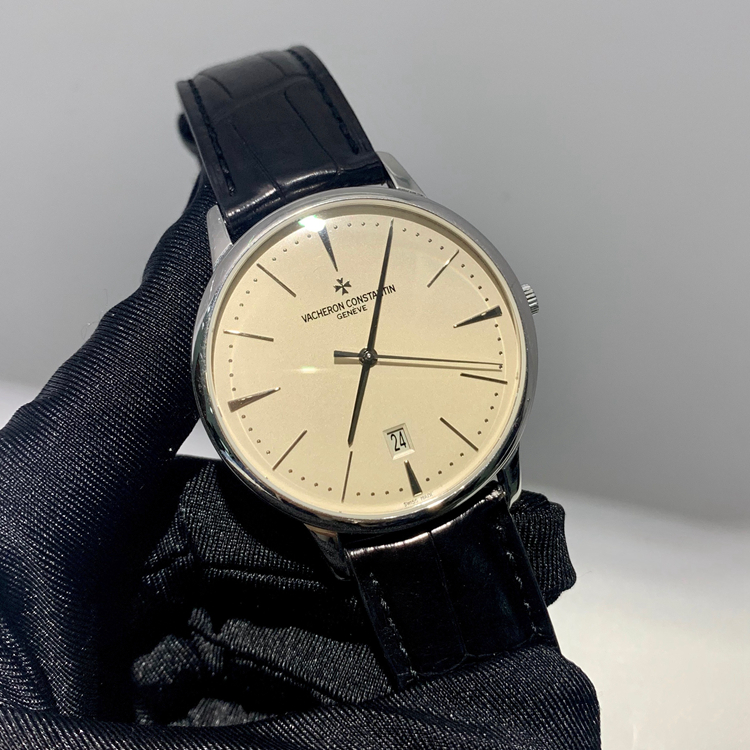 Vacheron Constantin 江诗丹顿 传承系列，85180/000G-9230。40毫米表径，18K白金表壳，白色面盘，6点位置日期显示，2450 Q6自动上弦机械机芯，动力储备40小时，专柜定价：201000元。 单表无附件。
