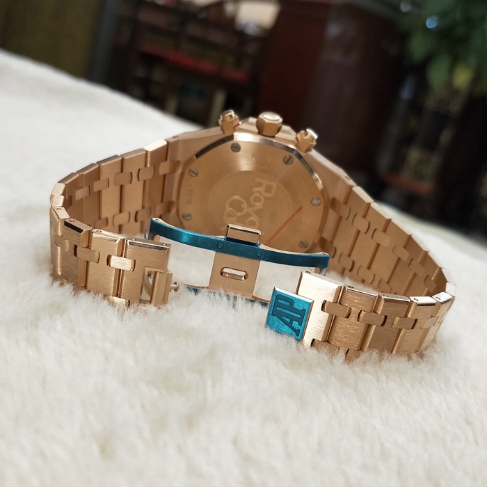 Audermars Piguet 爱彼 皇家橡树系列，26331OR.OO.1220OR.01。18K玫瑰金表壳，41毫米表径，蓝色表盘镌刻“Grande Tapisserie”大型格纹装饰，搭配玫瑰金色副表盘，玫瑰金材质荧光立体时标和皇家橡树指针。18K玫瑰金表带搭配AP字样折叠表扣。Calibre 2385计时自动上链机械机芯，动力储备40小时。专柜17年新款。 未使用品全套附件齐全。