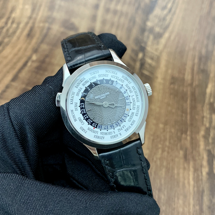 PATEK PHILIPPE 百达翡丽 复杂功能时计系列，5230G-001。38.5毫米表径，18K白金表壳，炭灰色漆表盘，手工雕饰纹，金质立体时标，24个时区的24小时与昼/夜显示，240 HU自动上弦机械机芯，动力储备48小时，专柜定价：348600元。 全套附件齐全。