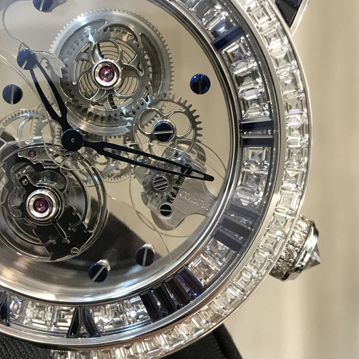 CORUM 昆仑 HERITAGE系列 372.313.69/0F83 0000。46毫米表径，18K白金镶钻表壳，镂空圆形表盘，六点位置陀飞轮装置。CO372手动上弦机械机芯，动力储备90小时。 单表无附件。