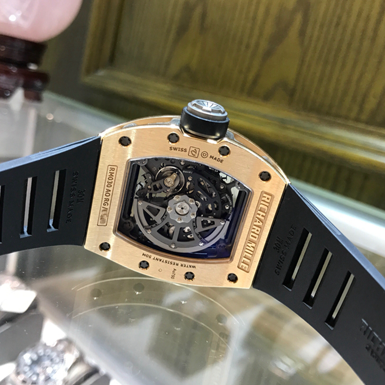 RICHARD MILLE 理查德米勒，RM 030 AO。50*42.7毫米表径，18K玫瑰金表壳，镂空面盘，7点位置日期显示，自动上弦机械机芯。 单表无附件。