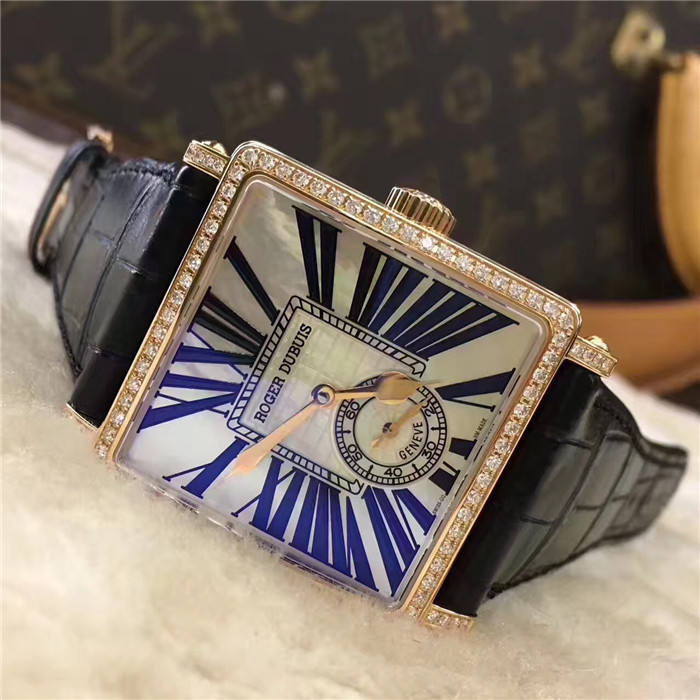 RogerDubuis 罗杰杜彼。37毫米表径，18K玫瑰金原镶钻圈钻耳，珍珠贝母表盘，?罗马数字时标，6点位置小秒针，自动上弦机械机芯。 单表无附件。