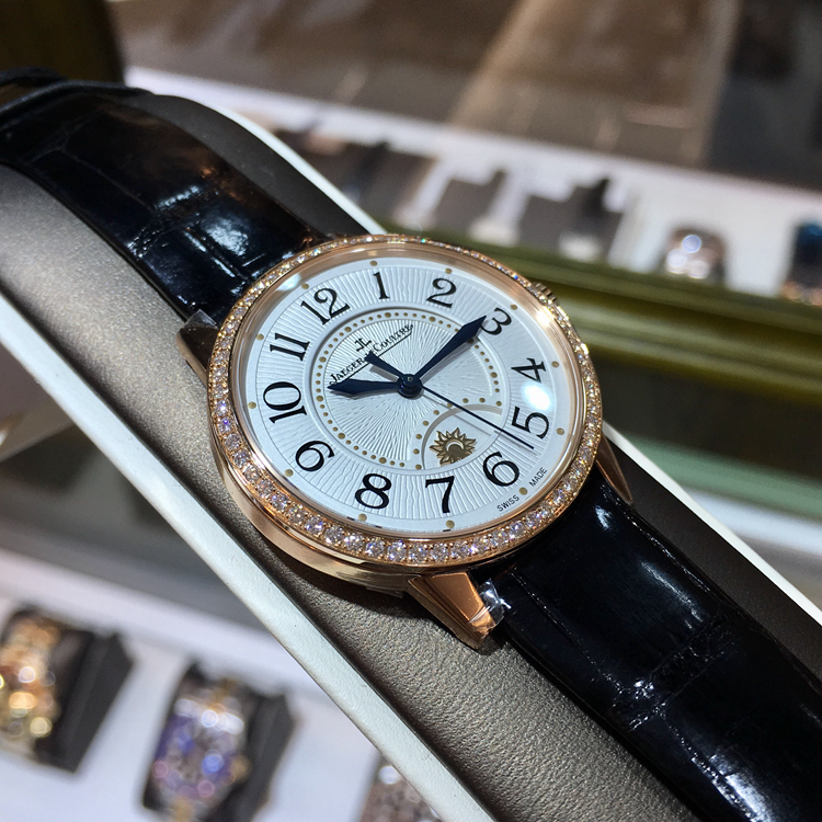Jaeger-LeCoultre 积家 约会系列，3442420。34毫米表径，18K玫瑰金镶钻表壳，共镶嵌60颗钻石，银色扭索饰纹面盘，黑色移印数字，花形指针，表盘中心设有一个指示器，在晚间呈现月亮和星辰，在日间则呈现太阳图案。这款腕表按照天体运行的规律不断变换，仿佛上演一场极富诗意芭蕾舞。898A/1自动上弦机械机芯，动力储备38小时。专柜定价：164000元。 未使用品全套附件齐全。