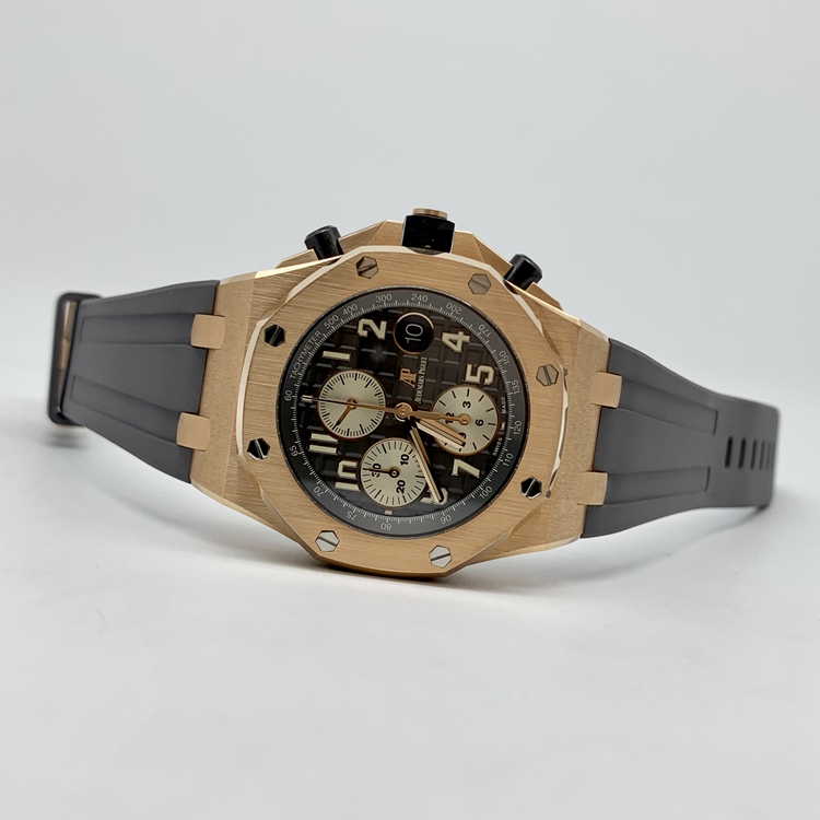 Audermars Piguet 爱彼 皇家橡树离岸型系列，26470OR.OO.A125CR.01。42毫米表径，18K玫瑰金表壳，灰钌色表盘镌刻“Méga Tapisserie”超大型格纹装饰，搭配象牙色副表盘，玫瑰金米色荧光阿拉伯数字和皇家橡树指针，灰钌色内表圈，3点位置日期显示，计时功能，Cal.3126/3840自动上弦机械机芯，动力储备60小时。专柜定价：302000元。 单表无附件。