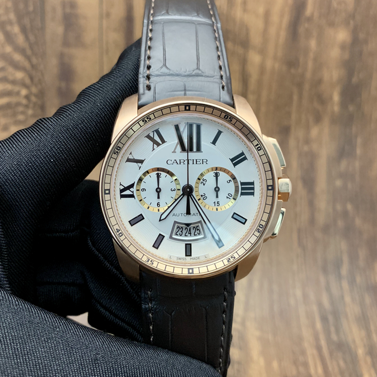 CARTIER 卡地亚 CALIBRE DE CARTIER系列，W7100044。42毫米表径，18K玫瑰金表壳，白色面盘，6点位置日期显示，计时功能，1904-CH MC自动上弦机械机芯，专柜定价：207000元。 单表无附件。