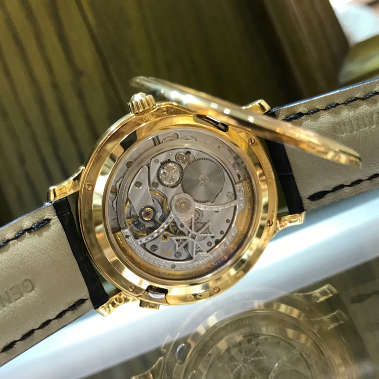 Vacheron Constantin 江诗丹顿 AMERICA BIRD 美国鸟系列，43060/000J-8623。38毫米表径，全球限量10个。此系列是为纪念美国著名自然学家及画家JOHN J.AUDUBON特别制作，以美国自然鸟类为主题，一共12款，每款限量10个，由瑞士著名珐琅大师精工细作18K黄金。由著名珐琅大师MURIEL SECHAUD亲手制作的精美绝伦、栩栩如生的长嘴鸟图案掐丝珐琅表盘原装K金指针表盘、表针、表镜完美无暇。江诗丹顿最顶级系列独有的可掀式将官底盖（内付透明底盖）机芯烙印，代表瑞士最高制表工艺的日内瓦印记精美的21K金侧边人手镂空雕花自动陀自厂CAL.1120自动机械机芯透视底盖。 单表无附件。