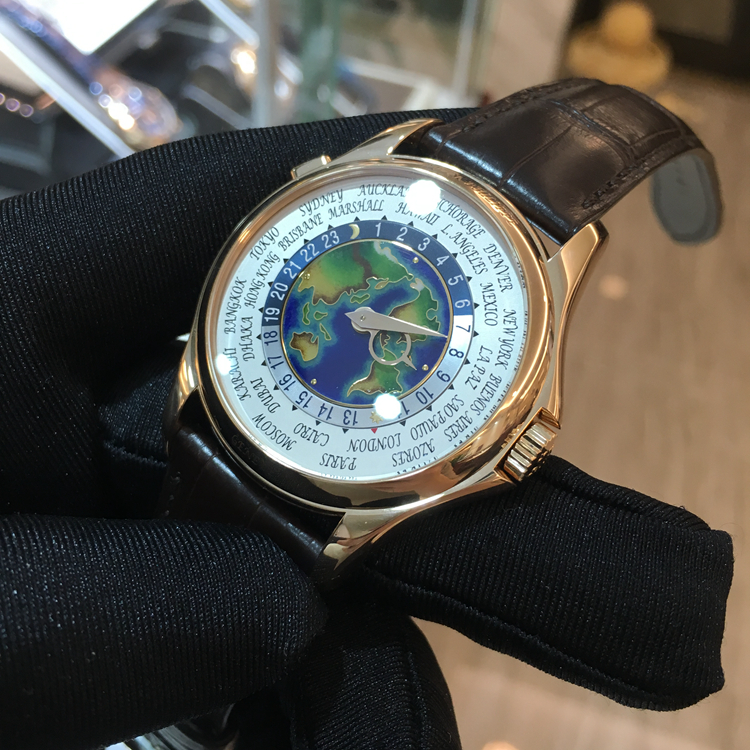 PATEK PHILIPPE 百达翡丽 复杂功能时计系列，5131R-010。39.5毫米表径，18K玫瑰金表壳，表盘中心装饰掐丝珐琅图案，世界时间，24个时区的24小时与昼/夜显示，240 HU自动上弦机械机芯，动力储备48小时。 单表附保卡。
