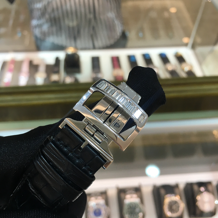 Jaeger-LeCoultre 积家 master 大师系列，珐琅瓷面白鹤亮翅大T钻陀飞轮，42毫米表径，T方钻圈钻耳，雕花表壳。全球限量3枚第1枚，公价200多万。 未使用品单表无附件。