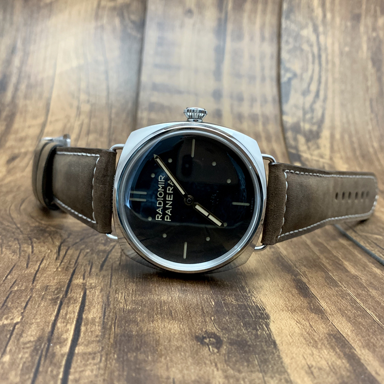Panerai 沛纳海 RADIOMIR系列，PAM00425。47毫米表径，精钢表壳，特殊S.L.C.盘面，游艇标。Cal.P.3000手动上弦机械机芯，动力储备72小时，专柜定价：56500元。  单表无附件。