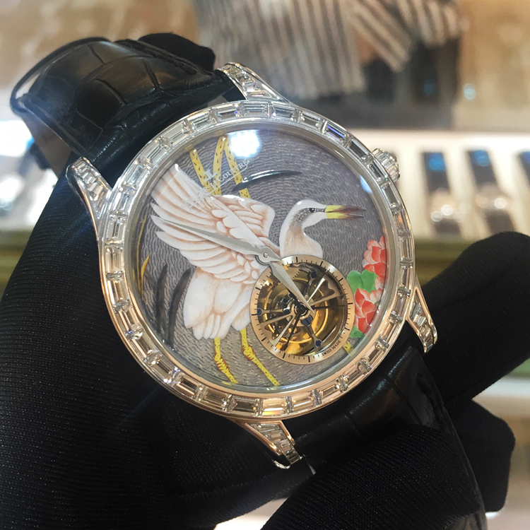 Jaeger-LeCoultre 积家 master 大师系列，珐琅瓷面白鹤亮翅大T钻陀飞轮，42毫米表径，T方钻圈钻耳，雕花表壳。全球限量3枚第1枚，公价200多万。 未使用品单表无附件。