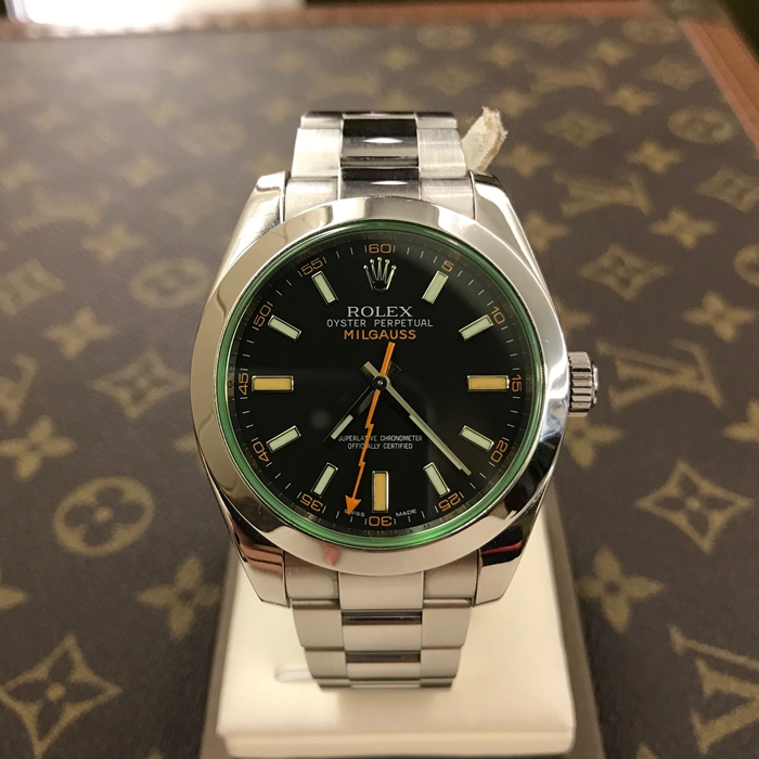 ROLEX 劳力士 MILGAUSS系列?，116400GV。40毫米表径，精钢表壳，绿玻璃，橙色闪电针?，自产3131自动上弦机械防磁机芯，动力储备48小时。专柜定价：63200元。 单表附保卡。