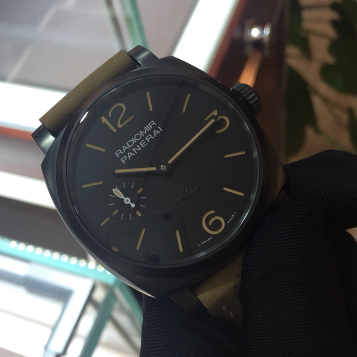Panerai 沛纳海 RADIOMIR 1940系列，PAM00532。2013年特别限量版，限量500只。表径47毫米，表壳采用外层经DLC（仿钻结晶碳）涂层处理的精钢材质，使外观呈现黑色哑光效果。黑色表盘采用“三明治式”结构，线条极尽简洁。附夜光阿拉伯数字及小时标示。9点钟位置设小秒针，6点钟位置铭刻慢速鱼雷浮雕图案。刚玉制成蓝宝石水晶表镜。沛纳海自产 P.3000手动上链机械式机芯，两个发条盒，动力储备72小时（3日）。