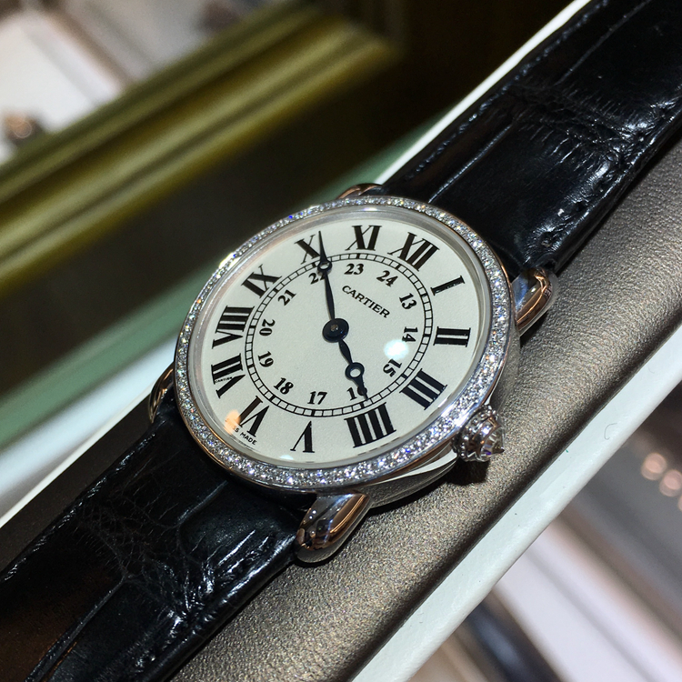 CARTIER 卡地亚 ROTONDE DE CARTIER系列，WR000251。29毫米表径，18K白金原钻表壳，白色面盘，精准石英机芯。专柜定价：171000元。 全套附件齐全。