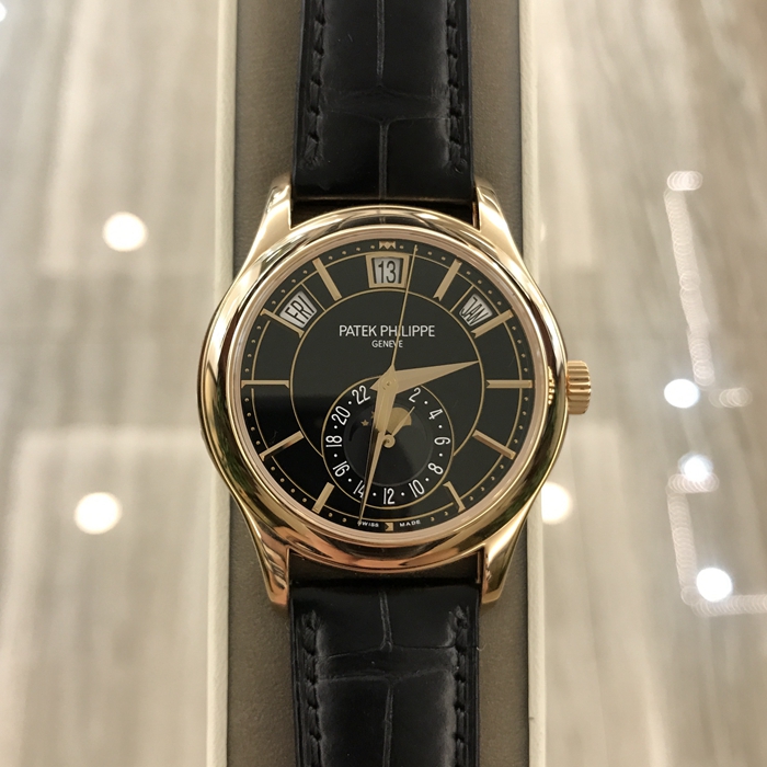 PATEK PHILIPPE 百达翡丽 复杂功能时计系列，5205R-010。40.2毫米表径，18K玫瑰金表壳。黑漆表盘，金质立体时标。2点、10点和12点位置分别设置了视窗式月份、星期和日期显示。6点位置为月相和24小时显示。蓝宝石水晶玻璃表镜。自动上弦机械机芯，动力储备42小时。专柜定价：361000元。 单表无附件。