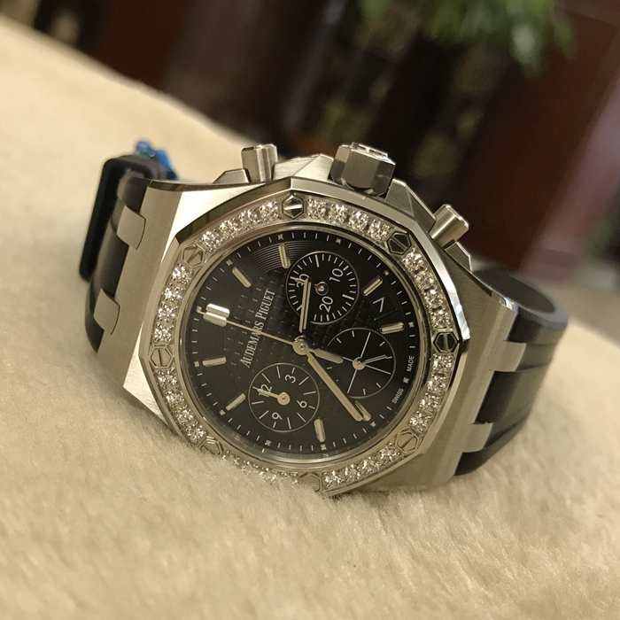 Audermars Piguet 爱彼 皇家橡树离岸型系列，26231ST.ZZ.D002CA.01。37毫米表径，精钢镶钻表壳，镶嵌32颗明亮型切割美钻，总重约1.02克拉，黑色表盘镌刻全新“Lady Tapisserie”格纹装饰，环形纹装饰表盘外圈，搭配白金荧光立体时标和皇家橡树指针，日期显示，计时功能自动上弦机械机芯，动力储备40小时。专柜定价：214000元。 未使用品全套附件齐全。