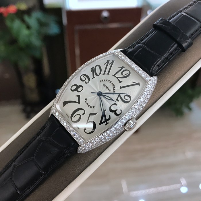 FRANCK MULLER 法兰克穆勒 CINTR?E CURVEX系列，6850。34x47毫米表径，18K白金原钻钻圈钻耳，白色面盘黑字，自动上弦机械机芯。 未使用品全套附件齐全。