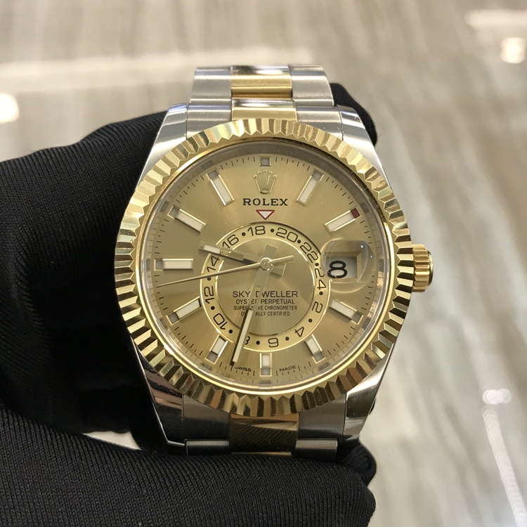 ROLEX  劳力士 SKY-DWELLER系列，m326933-0001。42毫米表径，18黄金三角坑纹双向旋转外圈，香槟色面盘，中央时、分及秒针；偏心24小时盘；第二时区显示；3点钟位置瞬时变更年历及易调日历设定；表盘周边设有12个月份显示窗；秒针暂停功能以准确调校时间，自产9001自动上弦机械机芯，动力储备72小时，专柜定价：129900元。 全套附件齐全。