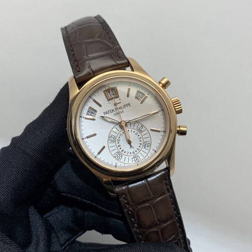 PATEK PHILIPPE 百达翡丽 复杂功能计时系列，5960R-011。40毫米表径，18K玫瑰金表壳。白色表盘，金质立体时标。2点、10点和12点位置分别设置了视窗式月份、星期和日期显示、计时功能。蓝宝石水晶玻璃表镜。自动上弦机械机芯，动力储备55小时。专柜定价：560300元。  全套附件齐全。