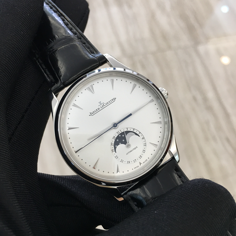 Jaeger-LeCoultre 积家 master 大师系列，1368420。39毫米表径，精钢表壳，银色面盘，放射状拉丝，镀铑时标，太妃形指针，6点位置日期、月相显示，Cal.925/1自动上弦机械机芯，动力储备43小时。专柜定价：67500元。 全套附件齐全。