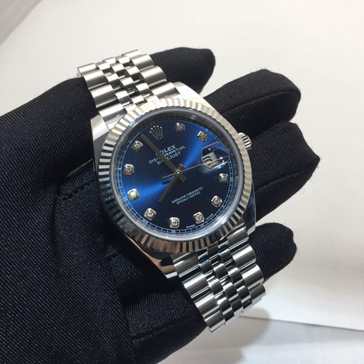 ROLEX 劳力士 日志型系列，126334。41毫米表径，904L不锈钢(蚝式钢)；三角坑纹外圈则以18ct白色黄金打造，深蓝色面盘，中央时、分及秒针；3点位置日期显示，自动上弦机械机芯，专柜定价：73000元。  单表附保卡。