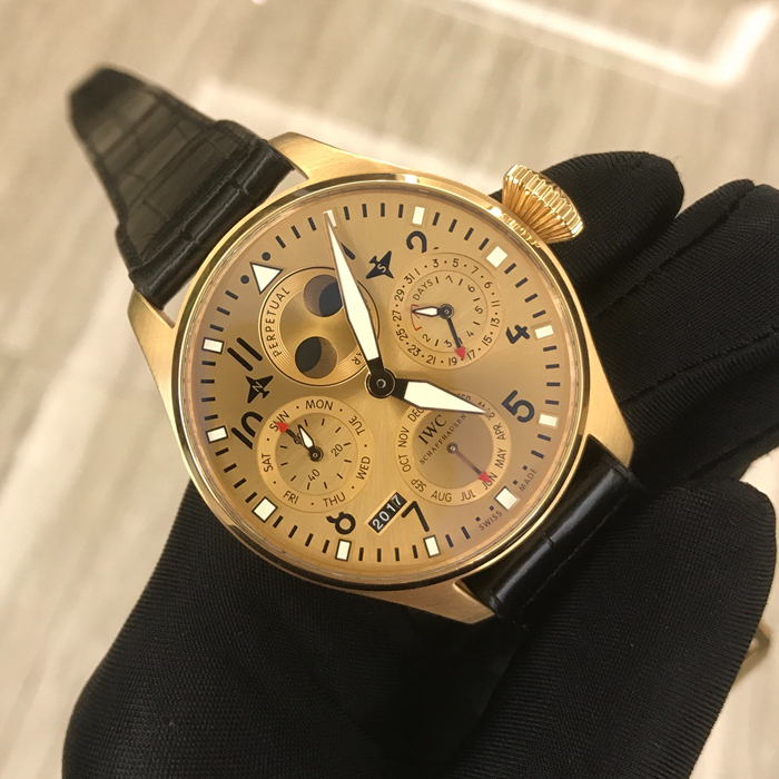 IWC 万国 飞行员系列， IW502639，新款金面万年历。44毫米表径，18K玫瑰金表壳，7日链动力储备显示。背透自动上弦机械机芯。 未使用品全套附件齐全。