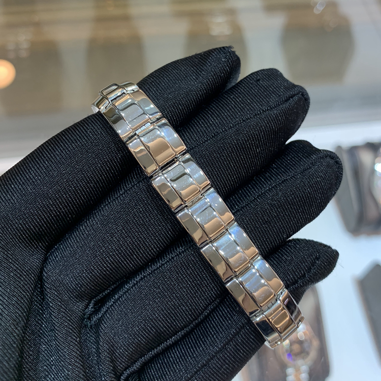 Jaeger-LeCoultre 积家，30*17毫米表径，精钢原钻表壳，贝母面盘，手动上弦机械机芯。 单表无附件。