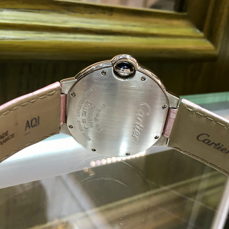 Cartier 卡地亚 Ballon Bleu 蓝气球系列，WE900651。36.6毫米表径，18K白金原钻表壳，镀银扭索雕纹面盘，罗马数字时标，Cal.076自动上弦机械机芯。专柜定价：276000元。 单表无附件。