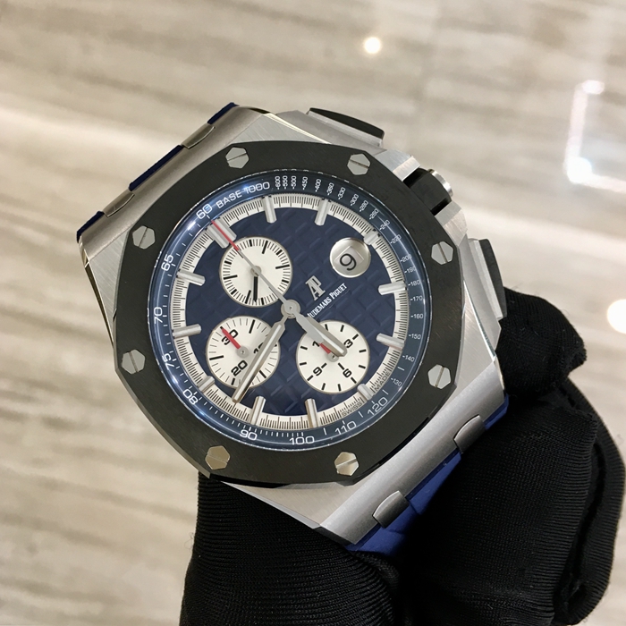 Audermars Piguet 爱彼 皇家橡树离岸型系列，26401PO.OO.A018CR.01。44毫米表径。PT950铂金表壳，陶瓷表圈。蓝色表盘镌刻“Méga Tapisserie”超大格纹装饰，搭配银色外区，白色副表盘，白金荧光立体时标和皇家橡树指针，蓝色内表圈。 单表无附件。