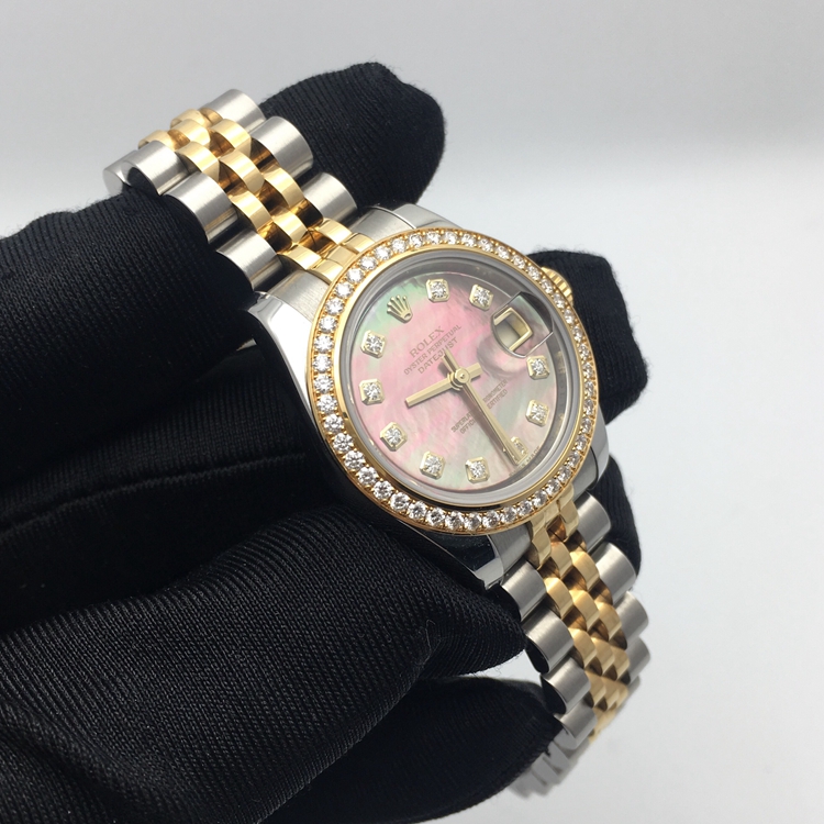Rolex 劳力士 女装日志型系列，179383。26毫米表径，18K黄金/精钢原钻表壳，黑色珍珠母贝面盘，钻石时标，防反光凸透式放大（2.5倍）日历窗，Cal.2235自动上弦机械机芯，动力储备48小时。专柜定价：141800元。 全套附近齐全。