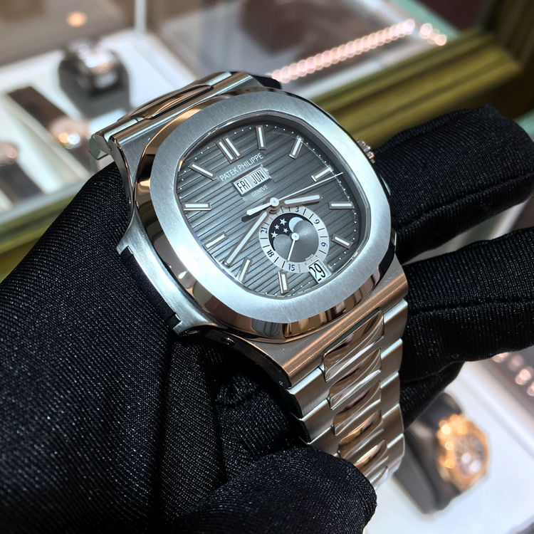 PATEK PHILIPPE 百达翡丽 NAUTILUS 运动系列，5726/1A-001。40.5毫米表径，精钢表壳，黑色渐变表盘，覆荧光涂层金质立体时标，3点位置视窗式日期显示、月相显示，12点位置星期、月份显示，不锈钢链带，配有nautilus折叠式表扣，旋入式表冠，324 S QA LU 24H/303自动上弦机械机芯，动力储备45小时。专柜定价：333100元。 未使用品全套附件齐全。