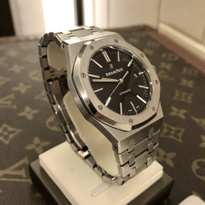Audermars Piguet 爱彼 皇家橡树系列，15400ST.OO.1220ST.01。41毫米表径，精钢表壳搭配经反炫光处理的蓝宝石水晶玻璃镜面和底盖及旋入式表冠。黑色表盘镌刻Grande Tapisserie 大格纹装饰图案，搭配白金荧光立体时标和皇家橡树指针。自动上弦机械机芯，动力储备60小时。专柜定价：133000元。 全套附件齐全。