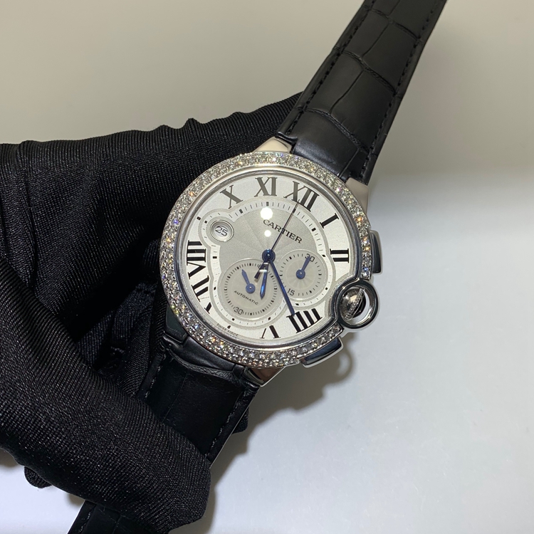 Cartier 卡地亚 Ballon Bleu 蓝气球系列，WE902002。44毫米表径，18K白金原钻表壳，银白色面盘，罗马数字时标，日期显示、计时功能，Cal.8101MC自动上弦机械机芯，专柜定价：355000元。 单表无附件。