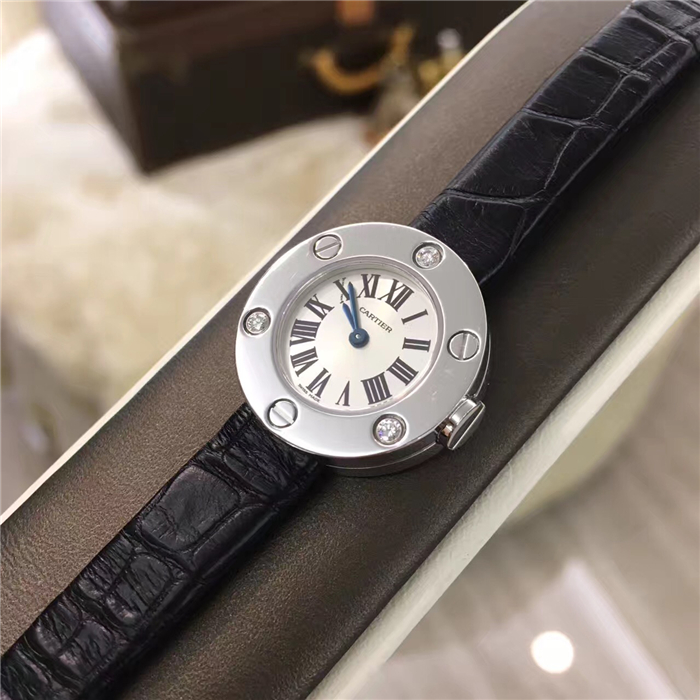 Cartier 卡地亚 LOVE 系列，WE800231，18K白金镶钻，3颗VVS大钻，代表缘三生。23毫米表径，18K白金底盘盖刻有LOVE字样。自产Cal.157石英机芯，专柜定价：62000元。